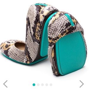 New never worn Sand Snake Tieks